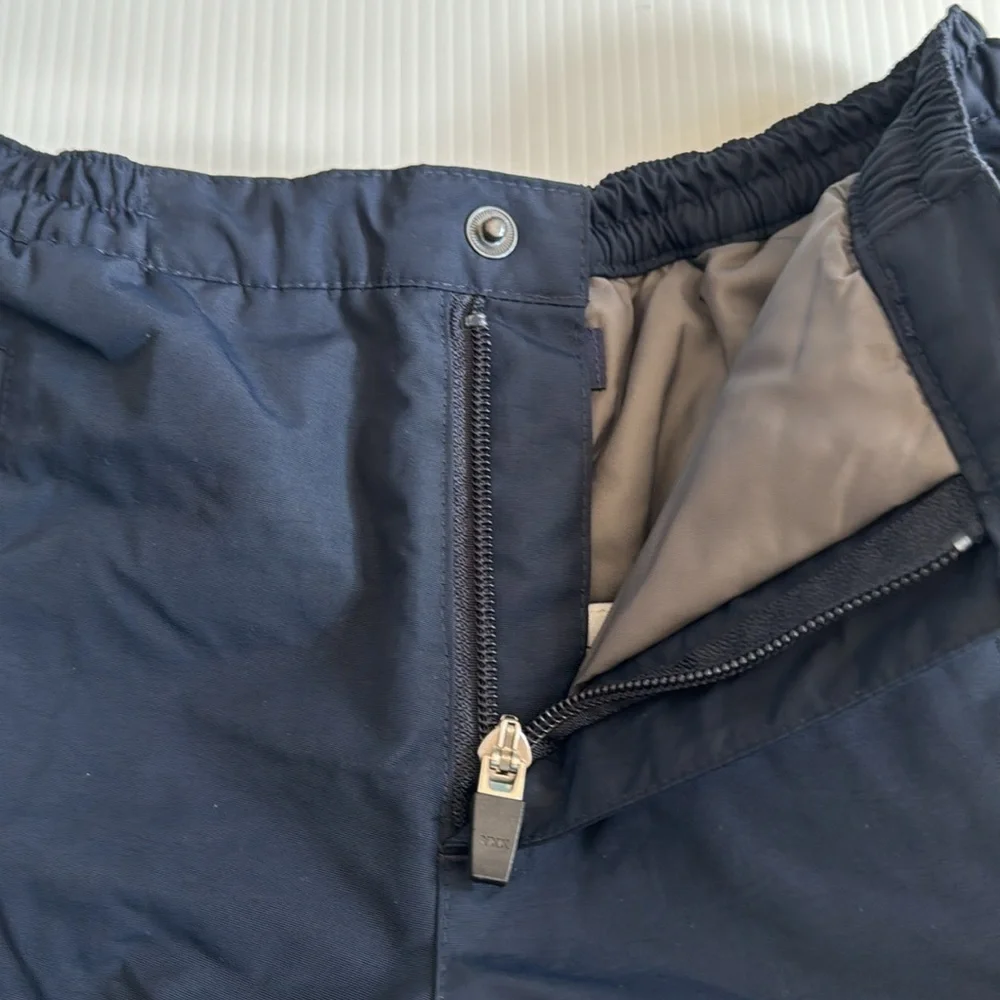 Lands’ End navy blue snow pants with gray lining.  Size 6